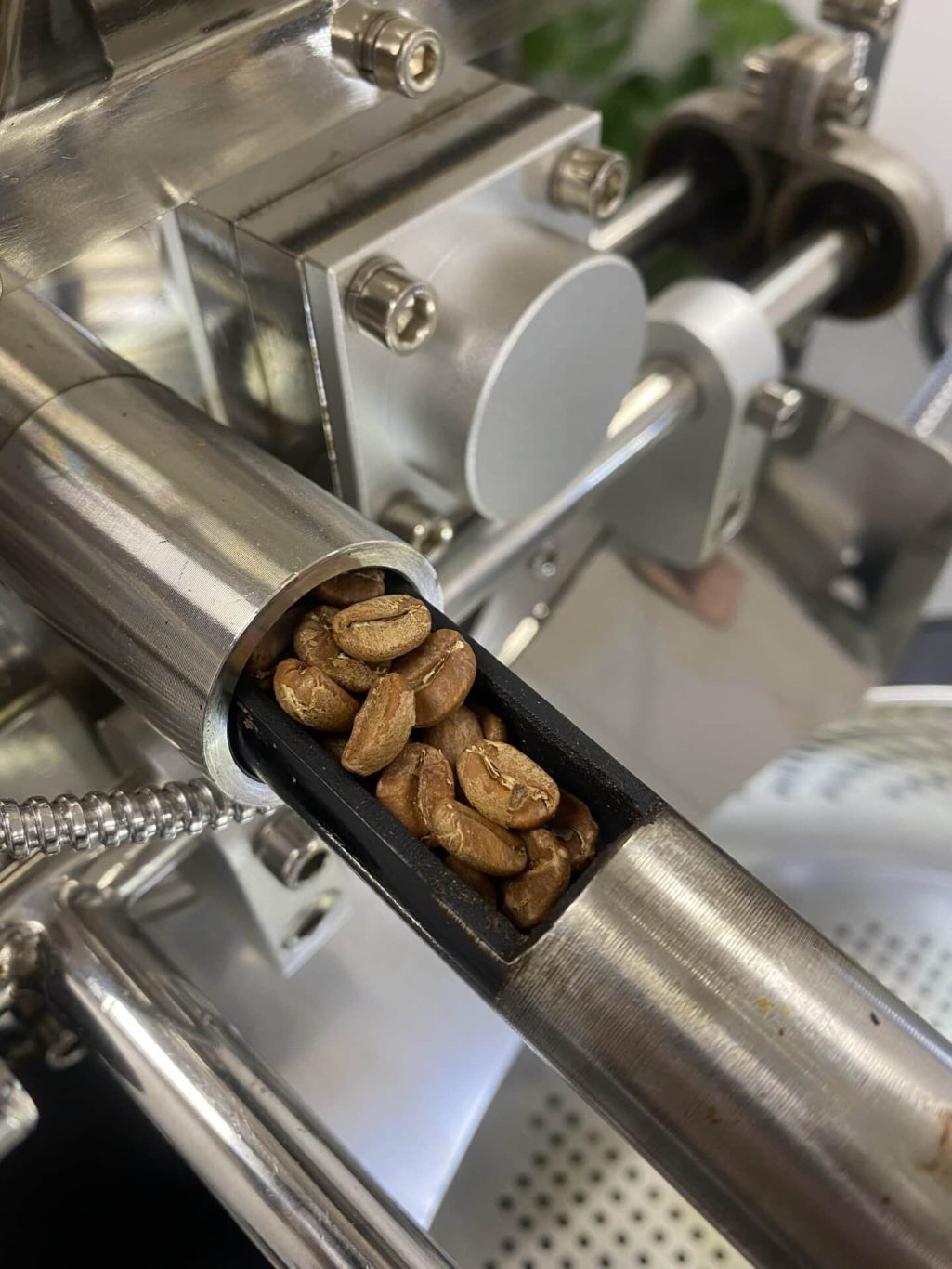 Krok dva: ako prebieha praženie kávy? 1 - Trip Coffee Roasters Slovensko IMG 5996 scaled - Trip Coffee Roasters Slovensko